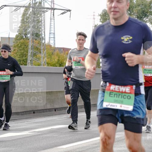03.10.2025 - Köhlbrandbrückenlauf Michael Burmester http://msf.ph/oto/9161121 03.10.2025 15:57:53 Position 3 7481, 7655, 9628, 8144 meine-sportfotos.de