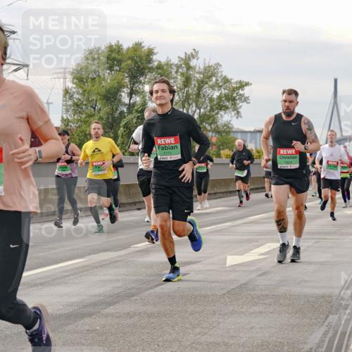 03.10.2025 - Köhlbrandbrückenlauf Michael Burmester http://msf.ph/oto/9161266 03.10.2025 15:58:46 Position 3 7393, 7771, 7624 meine-sportfotos.de