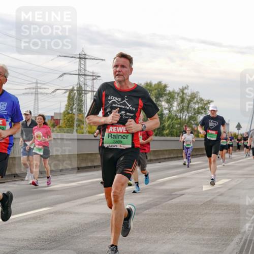 03.10.2025 - Köhlbrandbrückenlauf Michael Burmester http://msf.ph/oto/9161325 03.10.2025 15:59:05 Position 3 15, 15, 16, 7390 meine-sportfotos.de
