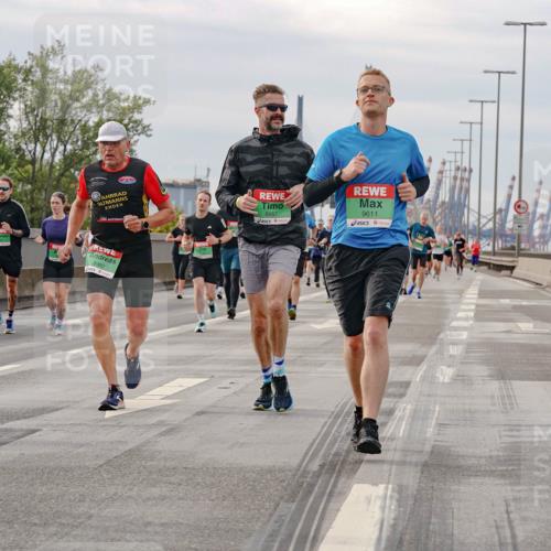 03.10.2025 - Köhlbrandbrückenlauf Michael Burmester http://msf.ph/oto/9161340 03.10.2025 15:59:11 Position 3 2, 8957, 9611, 8960 meine-sportfotos.de