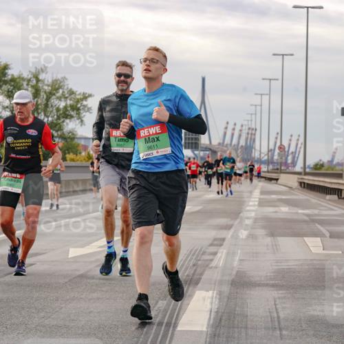 03.10.2025 - Köhlbrandbrückenlauf Michael Burmester http://msf.ph/oto/9161347 03.10.2025 15:59:12 Position 3 8957, 9611, 8960 meine-sportfotos.de