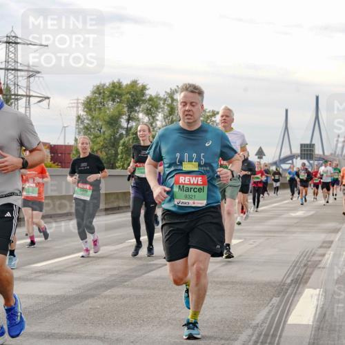 03.10.2025 - Köhlbrandbrückenlauf Michael Burmester http://msf.ph/oto/9161503 03.10.2025 16:00:05 Position 3 9054, 151, 2025, 9321 meine-sportfotos.de