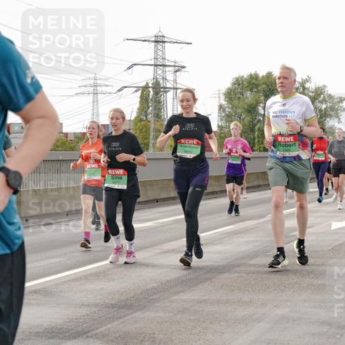 03.10.2025 - Köhlbrandbrückenlauf Michael Burmester http://msf.ph/oto/9161508 03.10.2025 16:00:07 Position 3 57, 8970, 7399, 25, 21, 8971 meine-sportfotos.de