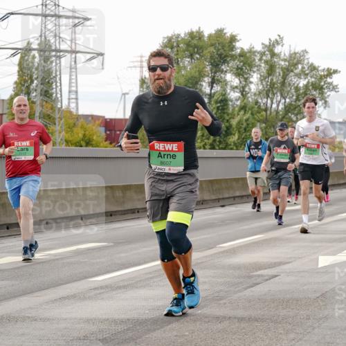 03.10.2025 - Köhlbrandbrückenlauf Michael Burmester http://msf.ph/oto/9161664 03.10.2025 16:01:04 Position 3 33, 7717, 8607 meine-sportfotos.de