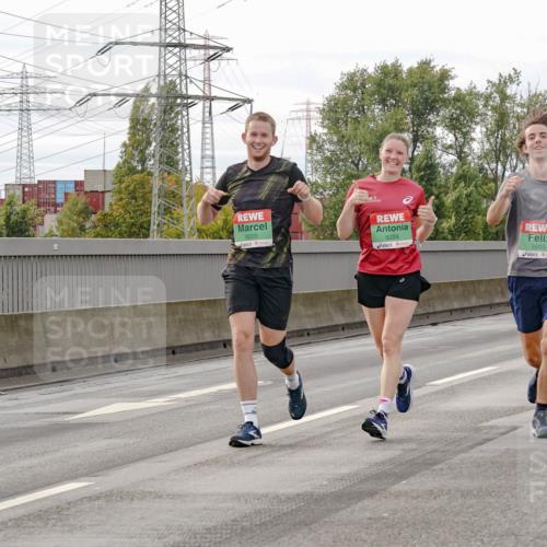 03.10.2025 - Köhlbrandbrückenlauf Michael Burmester http://msf.ph/oto/9161760 03.10.2025 16:01:35 Position 3 9205, 9204, 9203 meine-sportfotos.de