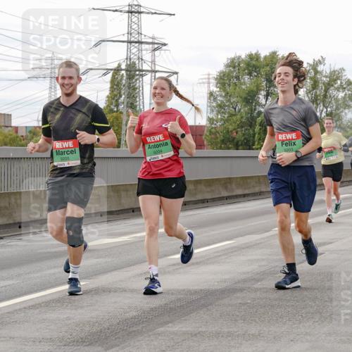 03.10.2025 - Köhlbrandbrückenlauf Michael Burmester http://msf.ph/oto/9161767 03.10.2025 16:01:36 Position 3 9205, 9204, 9203 meine-sportfotos.de