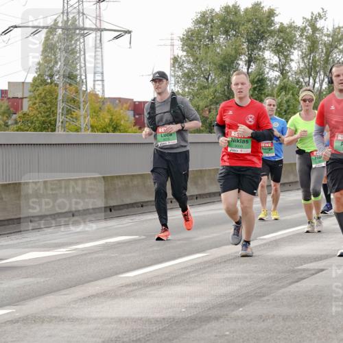 03.10.2025 - Köhlbrandbrückenlauf Michael Burmester http://msf.ph/oto/9161787 03.10.2025 16:01:43 Position 3 8015, 9000, 8998, 8497 meine-sportfotos.de