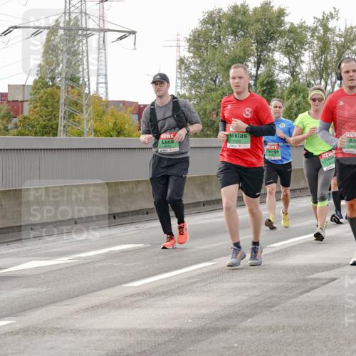 03.10.2025 - Köhlbrandbrückenlauf Michael Burmester http://msf.ph/oto/9161788 03.10.2025 16:01:43 Position 3 9000, 8032, 8998, 8497 meine-sportfotos.de