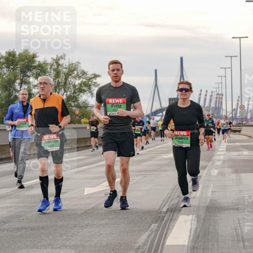 03.10.2025 - Köhlbrandbrückenlauf Michael Burmester http://msf.ph/oto/9162387 03.10.2025 16:05:17 Position 3 7446, 9239, 957, 8109 meine-sportfotos.de
