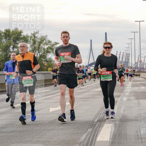 03.10.2025 - Köhlbrandbrückenlauf Michael Burmester http://msf.ph/oto/9162388 03.10.2025 16:05:17 Position 3 7446, 9239, 95, 8109 meine-sportfotos.de