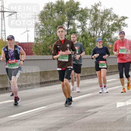 03.10.2025 - Köhlbrandbrückenlauf Michael Burmester http://msf.ph/oto/9162565 03.10.2025 16:06:18 Position 3 589, 8300, 9647, 7973 meine-sportfotos.de