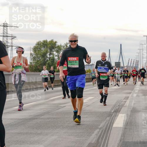 03.10.2025 - Köhlbrandbrückenlauf Michael Burmester http://msf.ph/oto/9162676 03.10.2025 16:07:06 Position 3 7827, 8830, 8844 meine-sportfotos.de