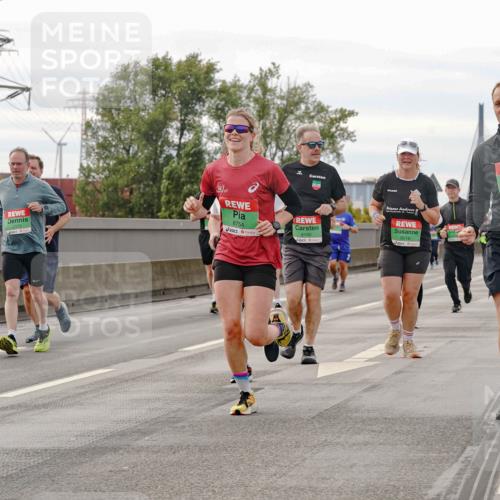 03.10.2025 - Köhlbrandbrückenlauf Michael Burmester http://msf.ph/oto/9162710 03.10.2025 16:07:16 Position 3 8754, 8100, 8016, 8752 meine-sportfotos.de