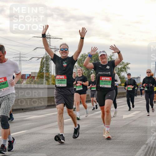 03.10.2025 - Köhlbrandbrückenlauf Michael Burmester http://msf.ph/oto/9162721 03.10.2025 16:07:19 Position 3 8037, 8100, 8016 meine-sportfotos.de