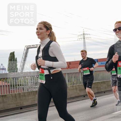 03.10.2025 - Köhlbrandbrückenlauf Michael Burmester http://msf.ph/oto/9162735 03.10.2025 16:07:24 Position 3 55, 7760 meine-sportfotos.de