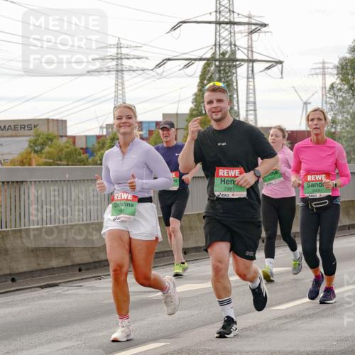 03.10.2025 - Köhlbrandbrückenlauf Michael Burmester http://msf.ph/oto/9162971 03.10.2025 16:08:42 Position 3 7981, 8000, 8430 meine-sportfotos.de