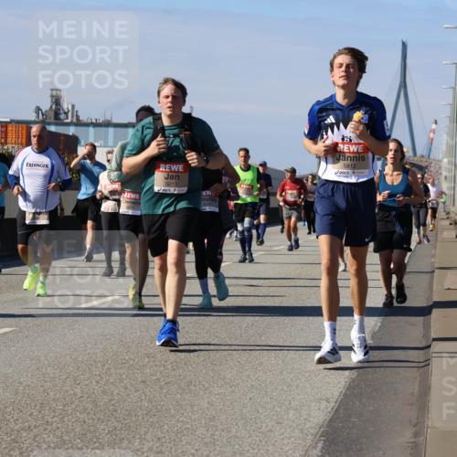 03.10.2025 - Köhlbrandbrückenlauf Strokosch-Dieckow http://msf.ph/oto/9163549 03.10.2025 13:03:04 Position 3 5213, 6675, 5812 meine-sportfotos.de