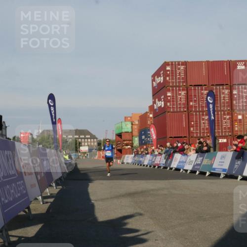 03.10.2025 - Köhlbrandbrückenlauf Matties Gatica Varas http://msf.ph/oto/9163692 03.10.2025 09:43:59 Ziel 3247 meine-sportfotos.de