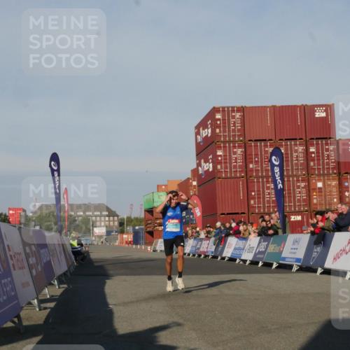 03.10.2025 - Köhlbrandbrückenlauf Matties Gatica Varas http://msf.ph/oto/9163701 03.10.2025 09:44:02 Ziel 3247 meine-sportfotos.de