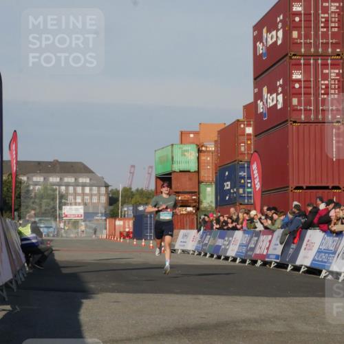 03.10.2025 - Köhlbrandbrückenlauf Matties Gatica Varas http://msf.ph/oto/9163717 03.10.2025 09:44:35 Ziel 1008 meine-sportfotos.de