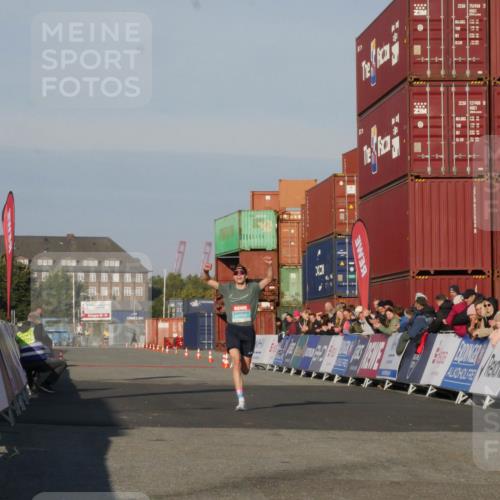 03.10.2025 - Köhlbrandbrückenlauf Matties Gatica Varas http://msf.ph/oto/9163719 03.10.2025 09:44:36 Ziel 1008 meine-sportfotos.de
