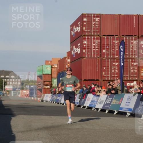 03.10.2025 - Köhlbrandbrückenlauf Matties Gatica Varas http://msf.ph/oto/9163725 03.10.2025 09:44:38 Ziel 1008 meine-sportfotos.de