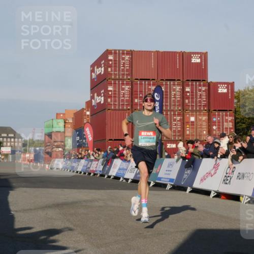 03.10.2025 - Köhlbrandbrückenlauf Matties Gatica Varas http://msf.ph/oto/9163727 03.10.2025 09:44:39 Ziel 1008 meine-sportfotos.de