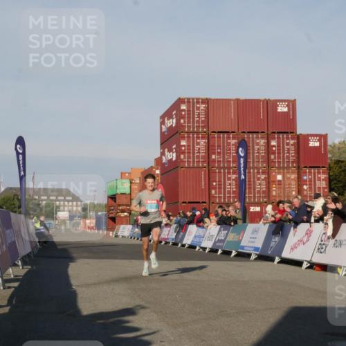 03.10.2025 - Köhlbrandbrückenlauf Matties Gatica Varas http://msf.ph/oto/9163761 03.10.2025 09:45:43 Ziel 3782 meine-sportfotos.de