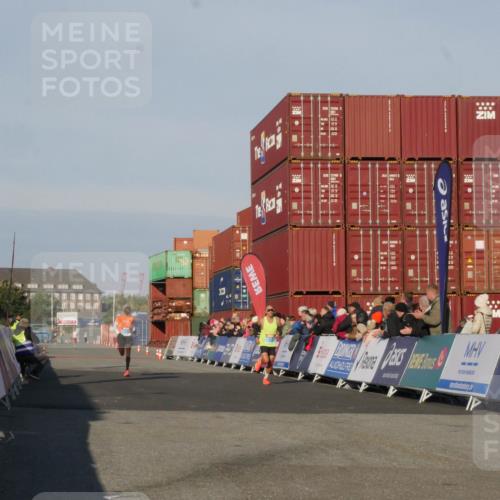 03.10.2025 - Köhlbrandbrückenlauf Matties Gatica Varas http://msf.ph/oto/9163773 03.10.2025 09:46:30 Ziel 3714, 3807 meine-sportfotos.de