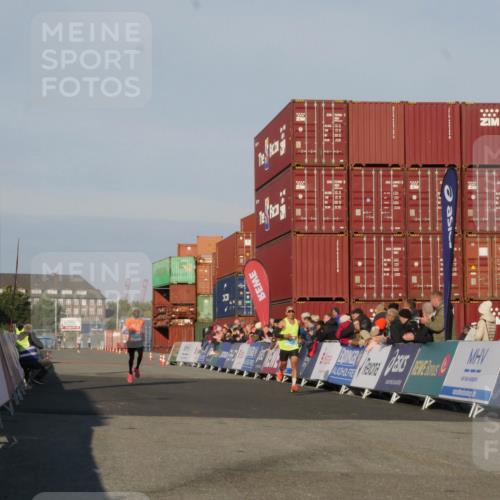 03.10.2025 - Köhlbrandbrückenlauf Matties Gatica Varas http://msf.ph/oto/9163774 03.10.2025 09:46:30 Ziel 3714, 3807 meine-sportfotos.de