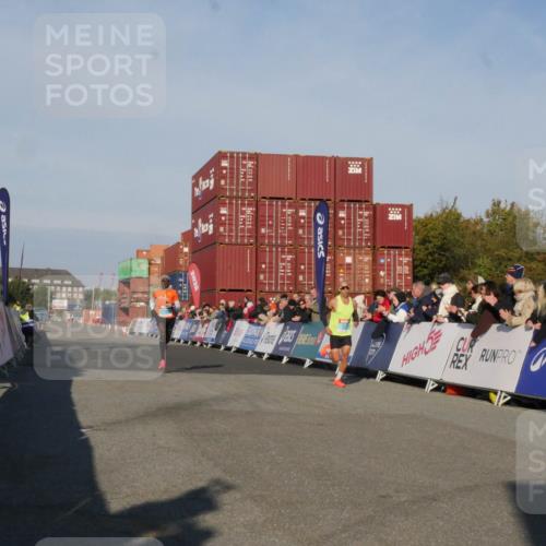 03.10.2025 - Köhlbrandbrückenlauf Matties Gatica Varas http://msf.ph/oto/9163784 03.10.2025 09:46:33 Ziel 3714, 3807 meine-sportfotos.de