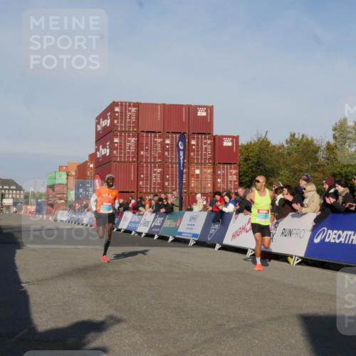 03.10.2025 - Köhlbrandbrückenlauf Matties Gatica Varas http://msf.ph/oto/9163788 03.10.2025 09:46:34 Ziel 3714, 3807 meine-sportfotos.de