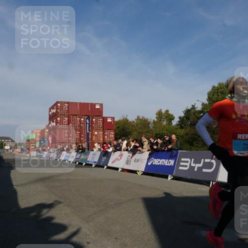 03.10.2025 - Köhlbrandbrückenlauf Matties Gatica Varas http://msf.ph/oto/9163795 03.10.2025 09:46:36 Ziel 3714, 3807 meine-sportfotos.de