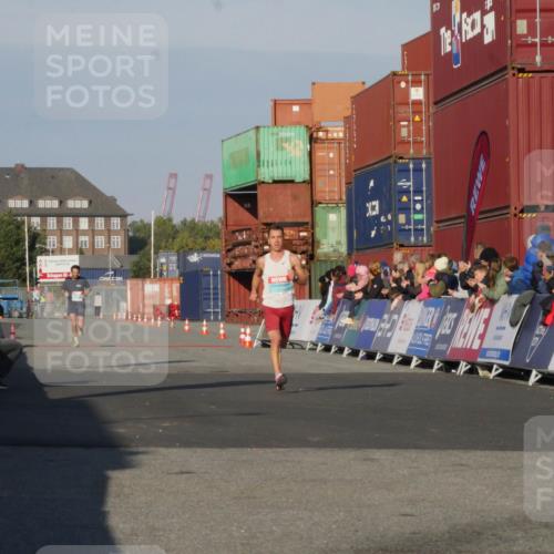 03.10.2025 - Köhlbrandbrückenlauf Matties Gatica Varas http://msf.ph/oto/9163807 03.10.2025 09:46:51 Ziel 1013 meine-sportfotos.de