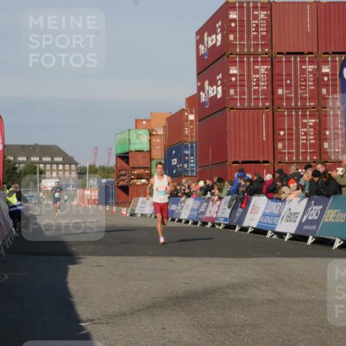 03.10.2025 - Köhlbrandbrückenlauf Matties Gatica Varas http://msf.ph/oto/9163813 03.10.2025 09:46:52 Ziel 1013 meine-sportfotos.de