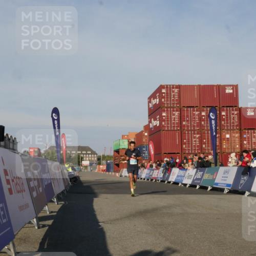 03.10.2025 - Köhlbrandbrückenlauf Matties Gatica Varas http://msf.ph/oto/9163831 03.10.2025 09:47:01 Ziel 3760 meine-sportfotos.de