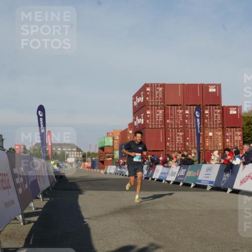 03.10.2025 - Köhlbrandbrückenlauf Matties Gatica Varas http://msf.ph/oto/9163836 03.10.2025 09:47:02 Ziel 3760 meine-sportfotos.de