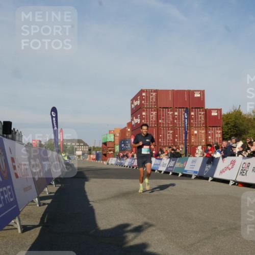 03.10.2025 - Köhlbrandbrückenlauf Matties Gatica Varas http://msf.ph/oto/9163838 03.10.2025 09:47:03 Ziel 3760 meine-sportfotos.de