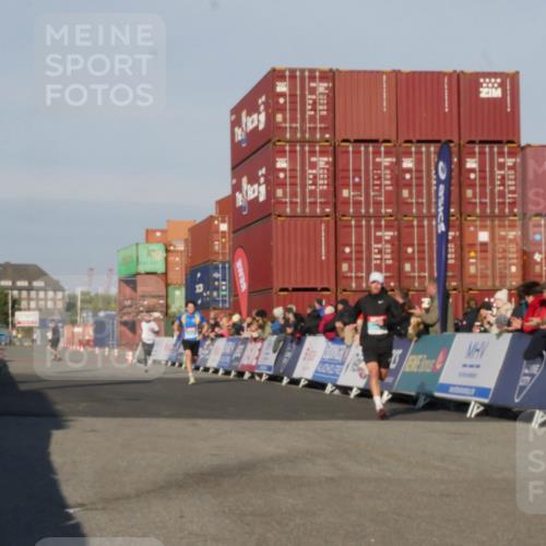 03.10.2025 - Köhlbrandbrückenlauf Matties Gatica Varas http://msf.ph/oto/9163866 03.10.2025 09:47:48 Ziel 1062, 3304, 3336 meine-sportfotos.de