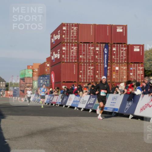 03.10.2025 - Köhlbrandbrückenlauf Matties Gatica Varas http://msf.ph/oto/9163868 03.10.2025 09:47:48 Ziel 1062, 3304, 3336 meine-sportfotos.de