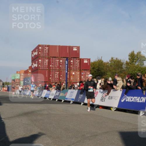 03.10.2025 - Köhlbrandbrückenlauf Matties Gatica Varas http://msf.ph/oto/9163872 03.10.2025 09:47:49 Ziel 1062, 3304, 3336 meine-sportfotos.de