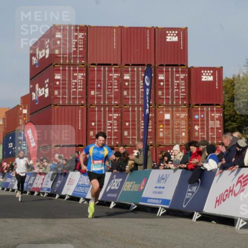 03.10.2025 - Köhlbrandbrückenlauf Matties Gatica Varas http://msf.ph/oto/9163880 03.10.2025 09:47:51 Ziel 1062, 3304, 3336 meine-sportfotos.de