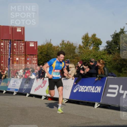 03.10.2025 - Köhlbrandbrückenlauf Matties Gatica Varas http://msf.ph/oto/9163886 03.10.2025 09:47:53 Ziel 3304, 3336 meine-sportfotos.de