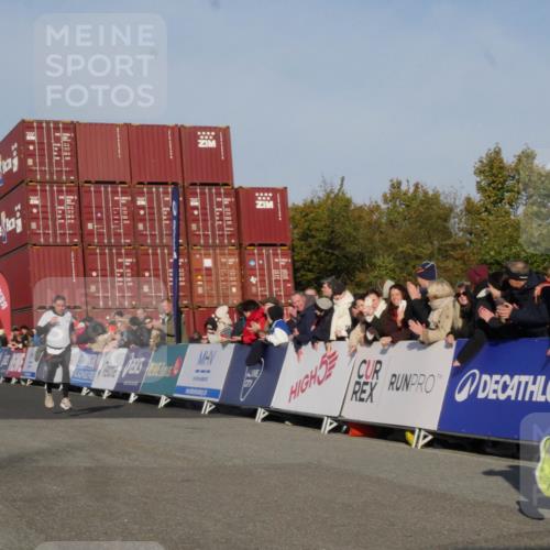 03.10.2025 - Köhlbrandbrückenlauf Matties Gatica Varas http://msf.ph/oto/9163888 03.10.2025 09:47:53 Ziel 3304, 3336 meine-sportfotos.de
