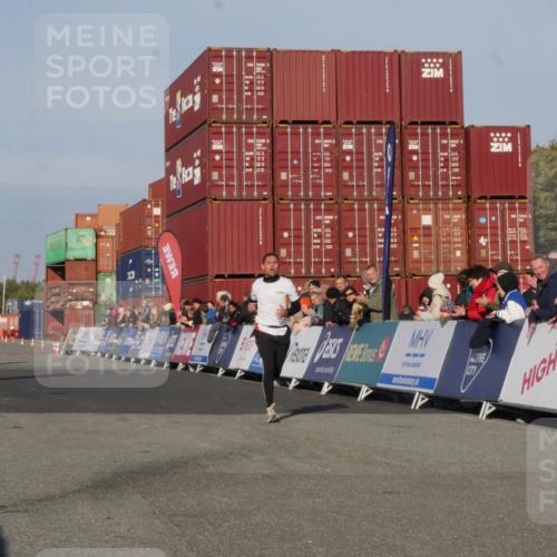 03.10.2025 - Köhlbrandbrückenlauf Matties Gatica Varas http://msf.ph/oto/9163890 03.10.2025 09:47:54 Ziel 3304, 3336 meine-sportfotos.de
