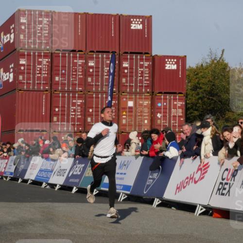 03.10.2025 - Köhlbrandbrückenlauf Matties Gatica Varas http://msf.ph/oto/9163894 03.10.2025 09:47:54 Ziel 3304, 3336 meine-sportfotos.de