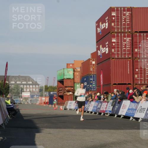 03.10.2025 - Köhlbrandbrückenlauf Matties Gatica Varas http://msf.ph/oto/9163908 03.10.2025 09:48:13 Ziel 3209 meine-sportfotos.de