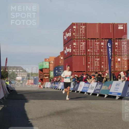 03.10.2025 - Köhlbrandbrückenlauf Matties Gatica Varas http://msf.ph/oto/9163914 03.10.2025 09:48:15 Ziel 3209 meine-sportfotos.de