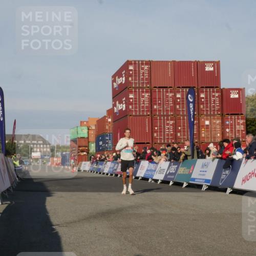 03.10.2025 - Köhlbrandbrückenlauf Matties Gatica Varas http://msf.ph/oto/9163916 03.10.2025 09:48:15 Ziel 3209 meine-sportfotos.de
