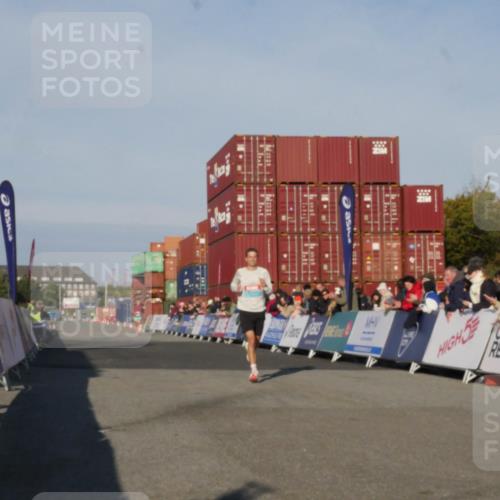 03.10.2025 - Köhlbrandbrückenlauf Matties Gatica Varas http://msf.ph/oto/9163918 03.10.2025 09:48:15 Ziel 3209 meine-sportfotos.de